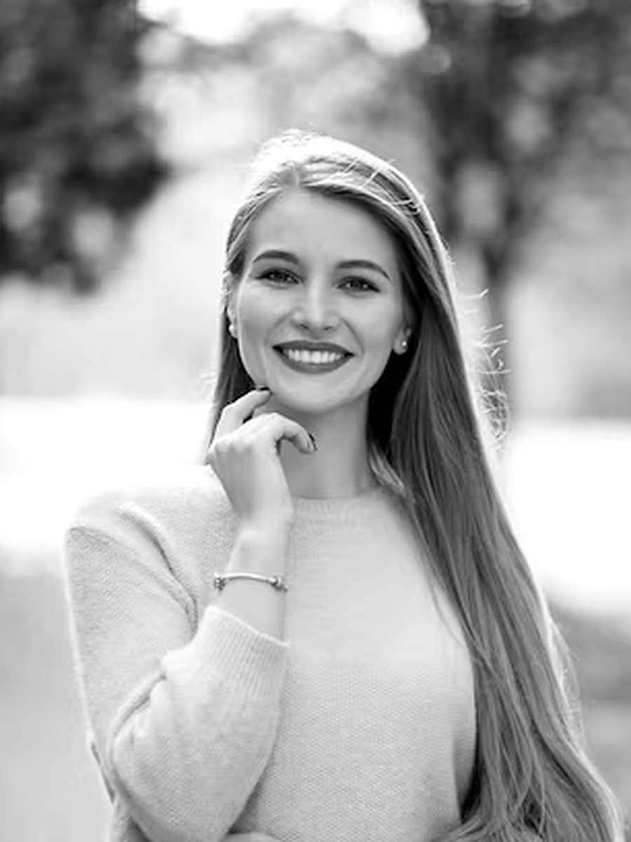 Monochromes Editorial mit Sofia Martin